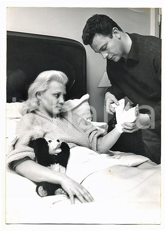 Fotografia d epoca originale 1956 MILANO Pierre Cressoy medica la mano di Hélène Rémy Photo 13x18 cm 1