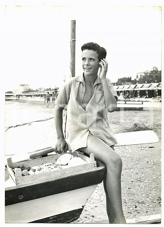 Fotografia d epoca originale 1955 ca VENEZIA Mostra del cinema  Michel RAY in posa su barca a remi Foto 1