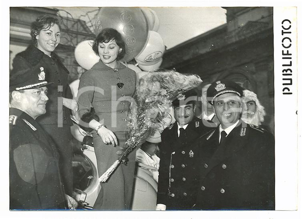 Fotografia d epoca originale 1958 NAPOLI Epifania Hélène Rémy consegna doni ai vigili urbani Foto 18x13 cm 1