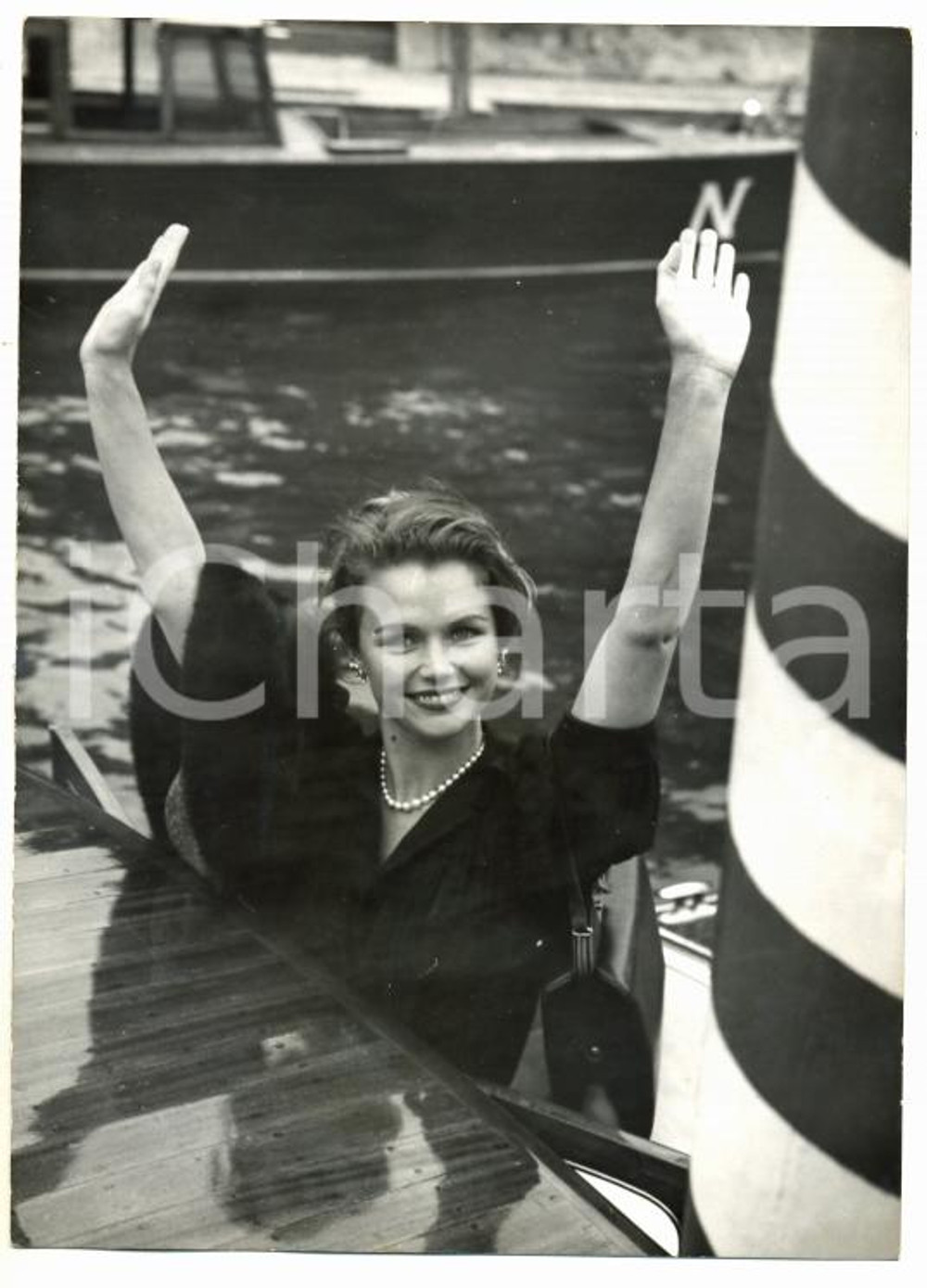 Fotografia d epoca originale 1959 VENEZIA Mostra del cinema  Lee REMICK arriva all Hotel Excelsior Foto 1