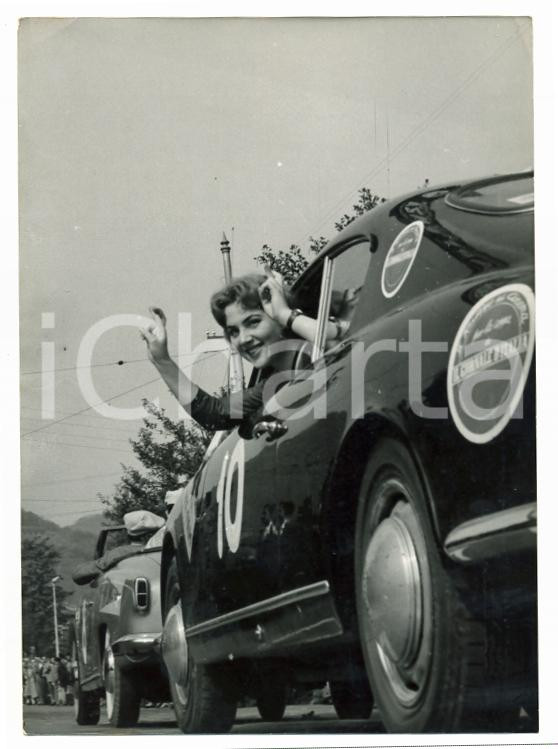 Fotografia d epoca originale 1955 COMO  RALLY DEL CINEMA Leonora RUFFO incrocia le dita alla partenza Foto 1
