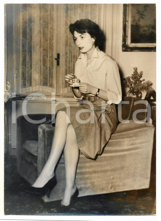 Fotografia d epoca originale 1955 ca TAORMINA L attrice Lynn RUSSELL beve un caffè Foto 13x18 cm 1