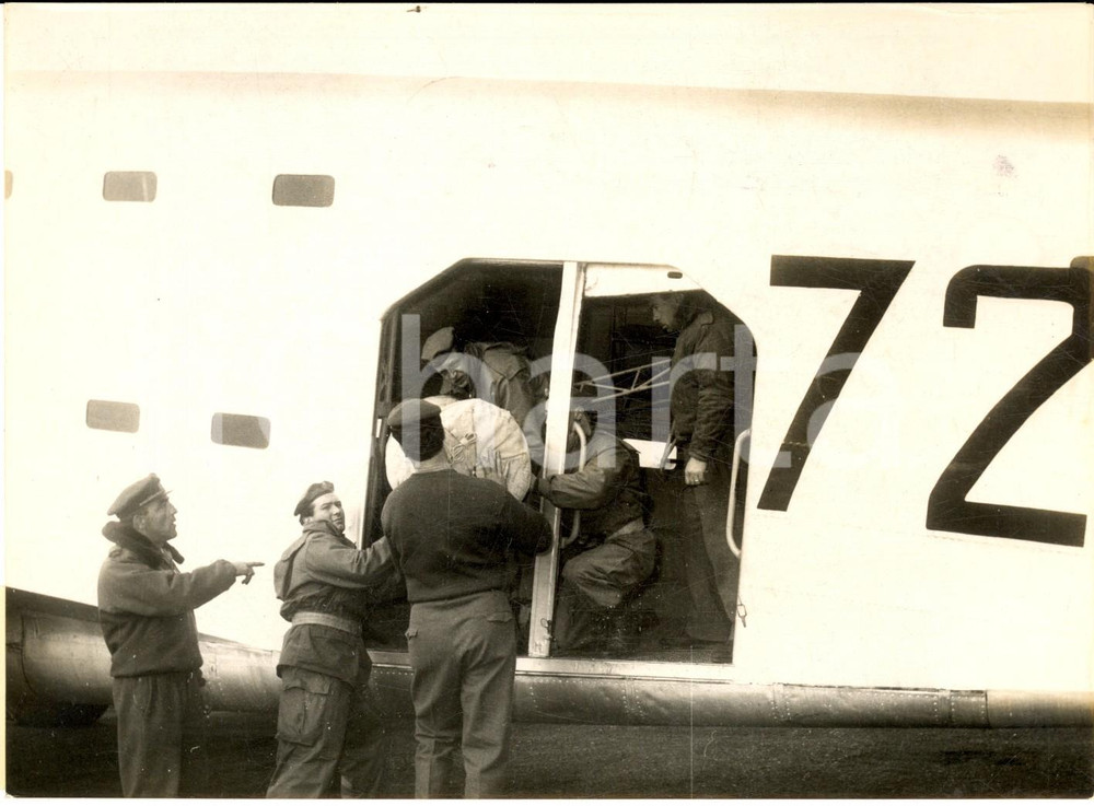 Fotografia d epoca originale 1956 CATANIA FONTANAROSSA  Carico aiuti per i siciliani bloccati dalla neve 1