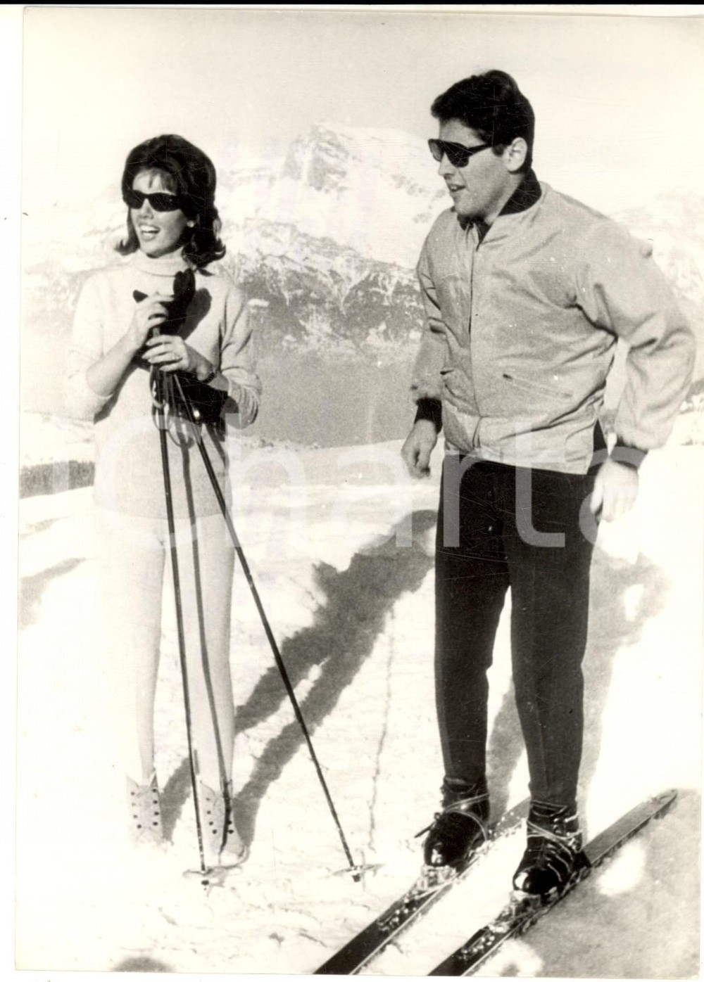 Fotografia d epoca originale 1963 MEGEVE Sacha DISTEL con Francine BREAUD sulla neve Foto 1