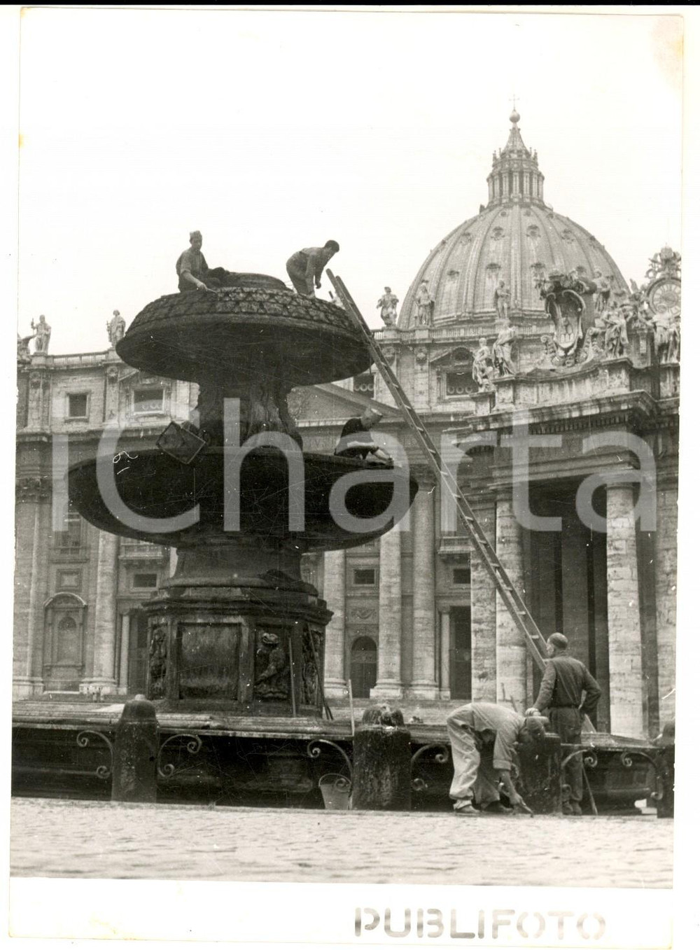 1955 ROMA Piazza San Pietro - Pulizia delle fontane in vista della Pasqua *Foto