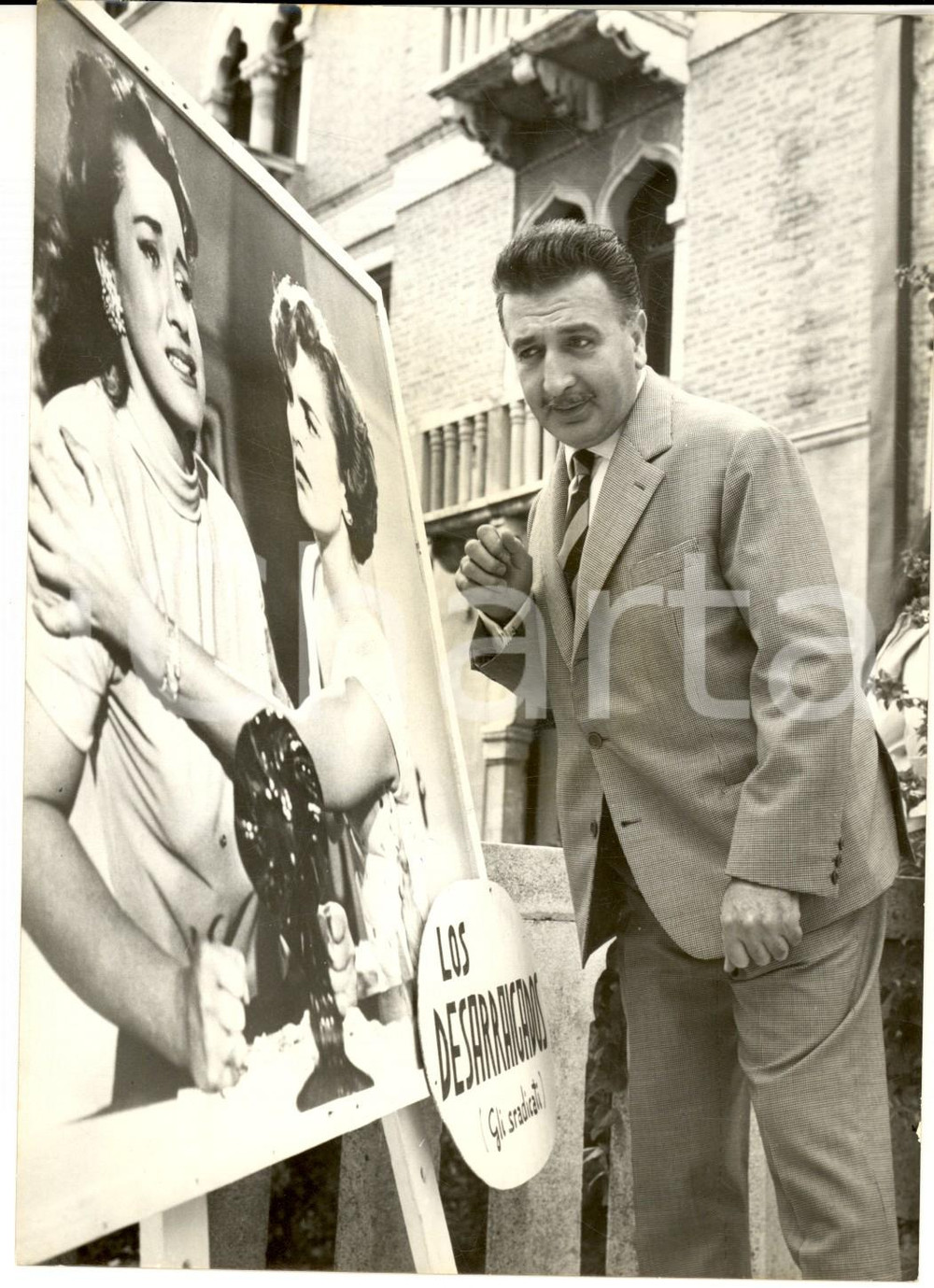 1960 VENEZIA Alberto TALEGALLI con il manifesto di "Los desarraigados" *Foto