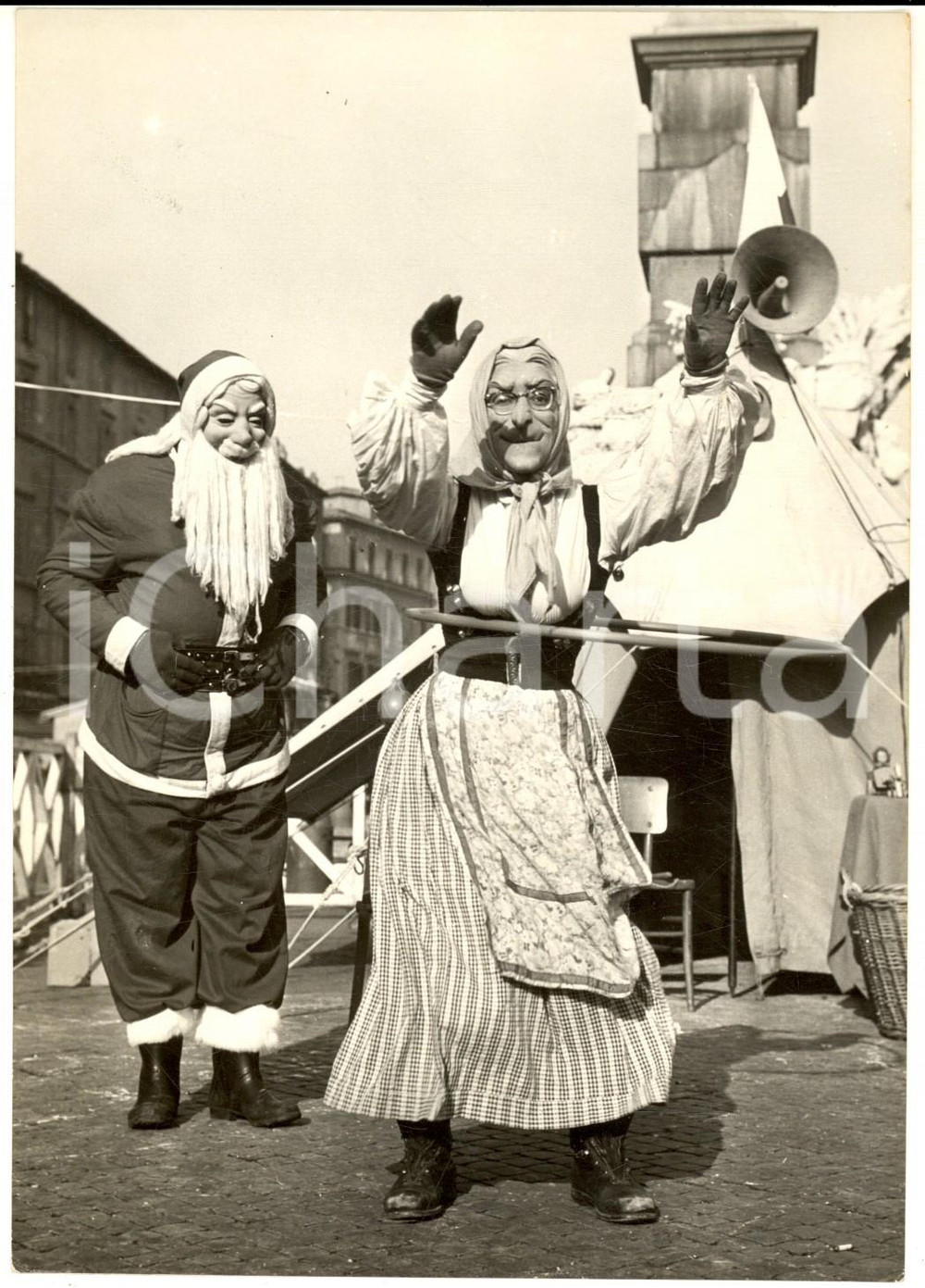 1959 ROMA Piazza Navona - La Befana e Babbo Natale ballano con l'hula hoop *Foto