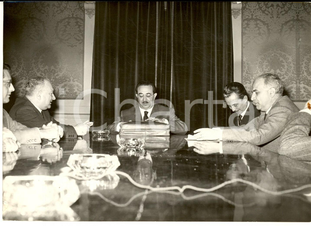 Fotografia d epoca originale 1959 ROMA Onorevole Crescenzo MAZZA riceve editore Giuseppe ABRUZZINI Foto 1