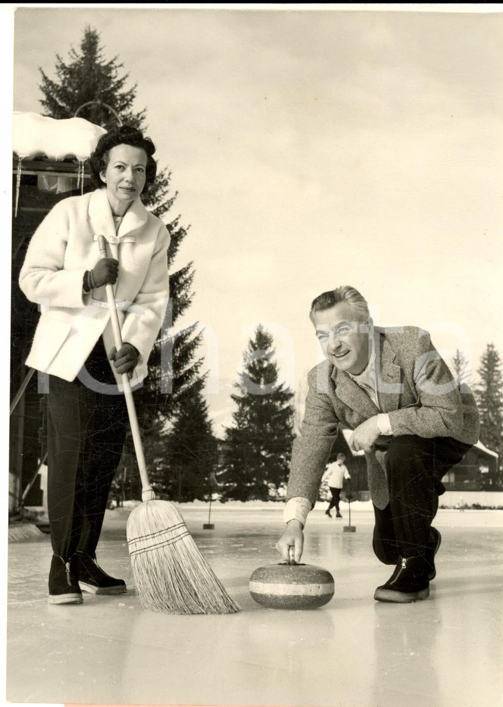 1954 GSTAAD Charles VIDOR e la moglie pronti per il curling *Foto 13x18