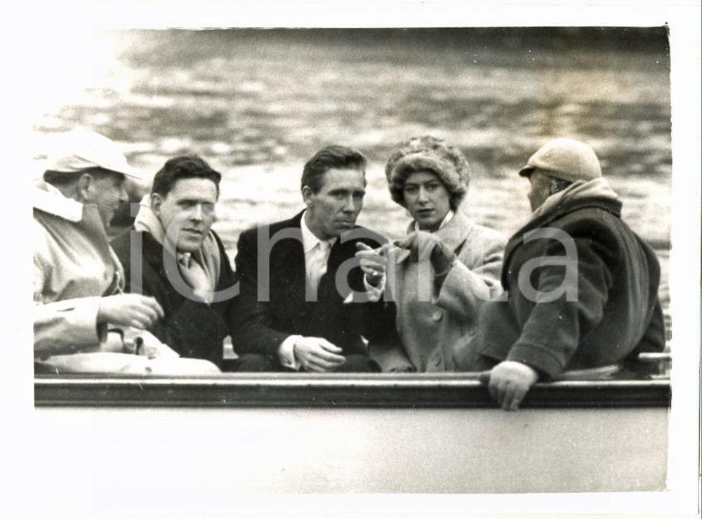 1962 LONDON - BOAT RACE Princess Margaret and Antony Armstrong-Jones on a boat  Fotografia d'epoca con didascalia coeva al verso. CONDIZIONI: FAIRFORMATO: 20x15 cm     originale e autentica 1