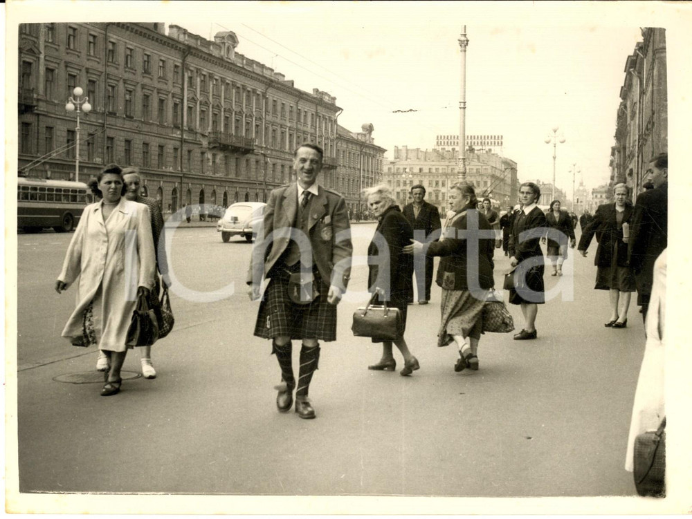 1955 SAN PIETROBURGO Donne russe osservano critiche uno scozzese in kilt *Foto Fotografia d'epoca con didascalia coeva.   CONDIZIONI: G FORMATO: 20x15 cm      originale e autentica 1