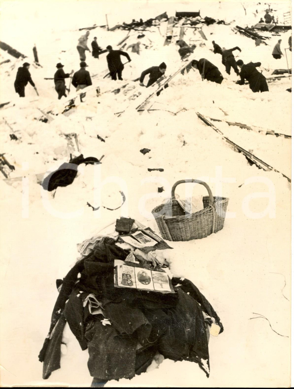 1954 BLONS (AUSTRIA) Soccorritori al lavoro dopo una tragica valanga *Foto 15x20