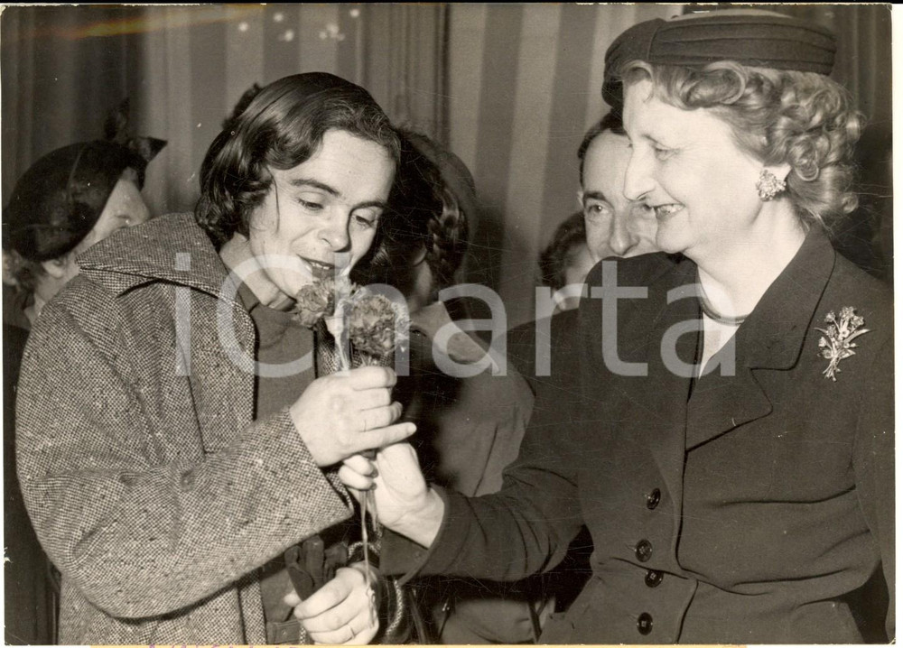 1953 PARIS Prix FEMINA Ã  ZoÃ© OLDENBOURG pour "La pierre angulaire" Photo 18x13 Fotografia d'epoca, con didascalia coeva al verso. CONDIZIONI: FAIR (piccoli graffi diffusi)FORMATO: 18x13 cm     originale e autentica 1