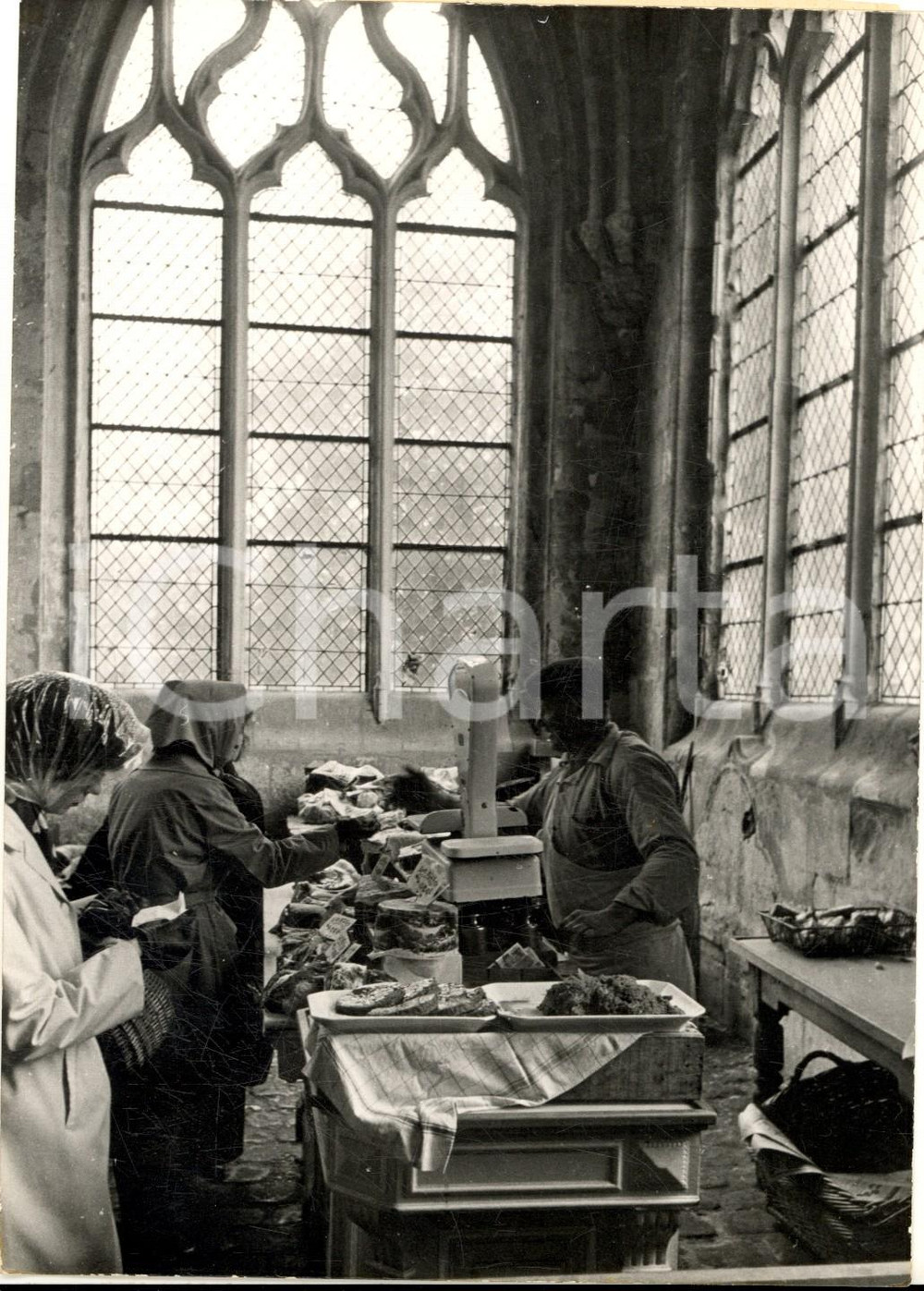 1963 SENLIS Le marché dans une église désaffectée du XIIIème siècle *Photo 13x18