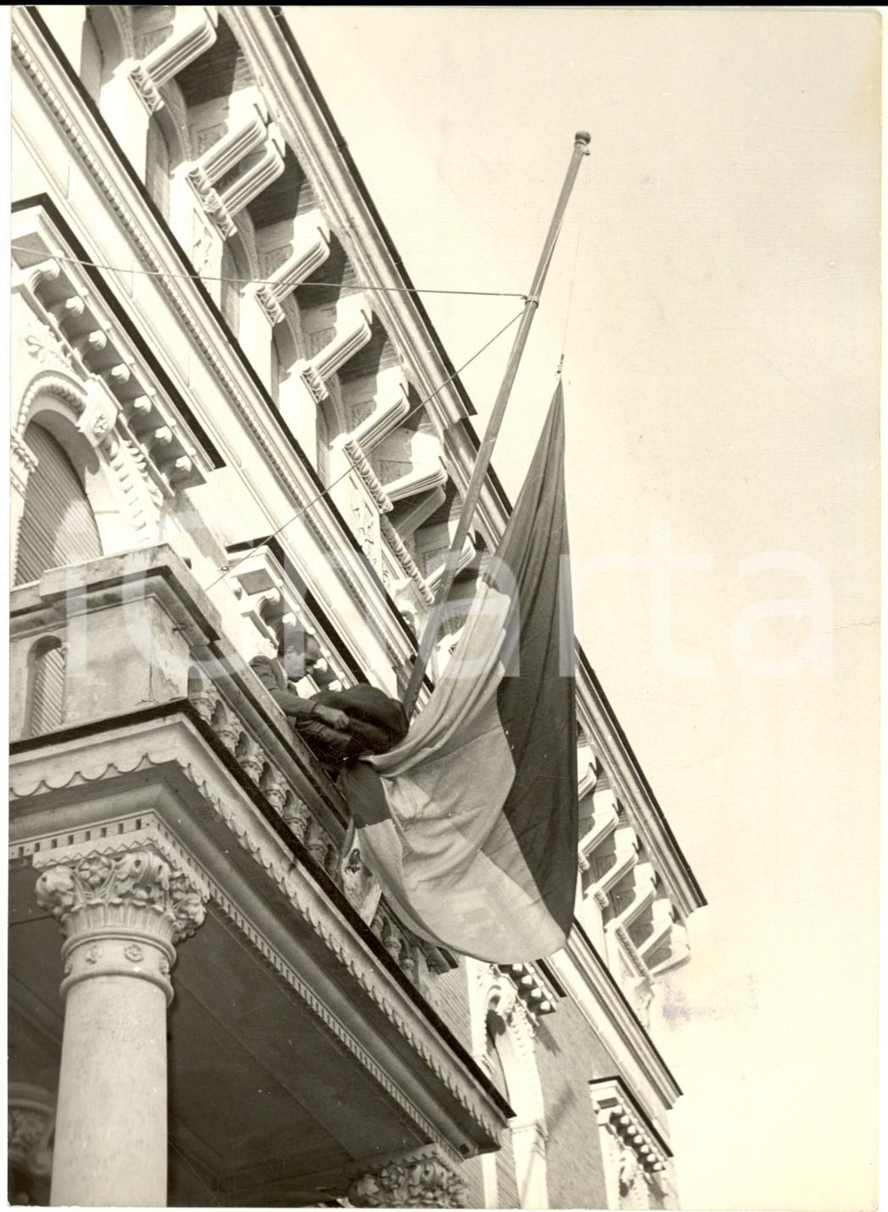 1958 NETTUNO Bandiera a lutto per disastro aereo della BEA - Foto 13x18 cm Fotografia d'epoca con didascalia coeva. CONDIZIONI: FAIR (minimo strappo al margine destro)FORMATO: 13x18 cm    originale e autentica 1