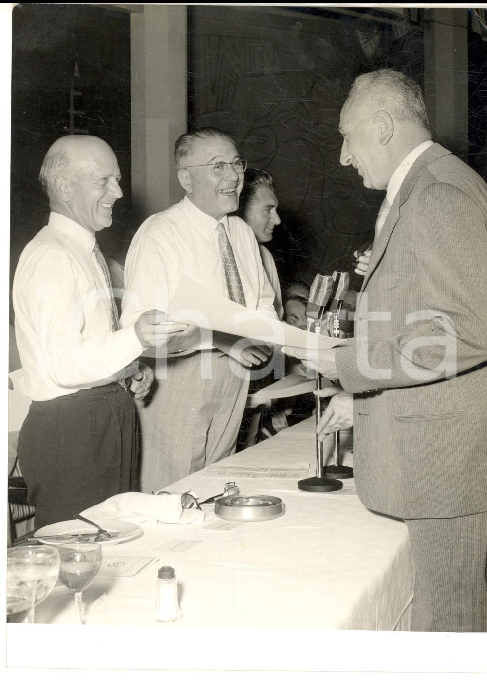1957 MILANO Premiazione anziani della C.G.E. - Consegna diplomi *Foto 13x18 Fotografia d'epoca con didascalia coeva al verso. CONDIZIONI: G (minime piegature marginali)FORMATO: 13x18 cm     originale e autentica 1