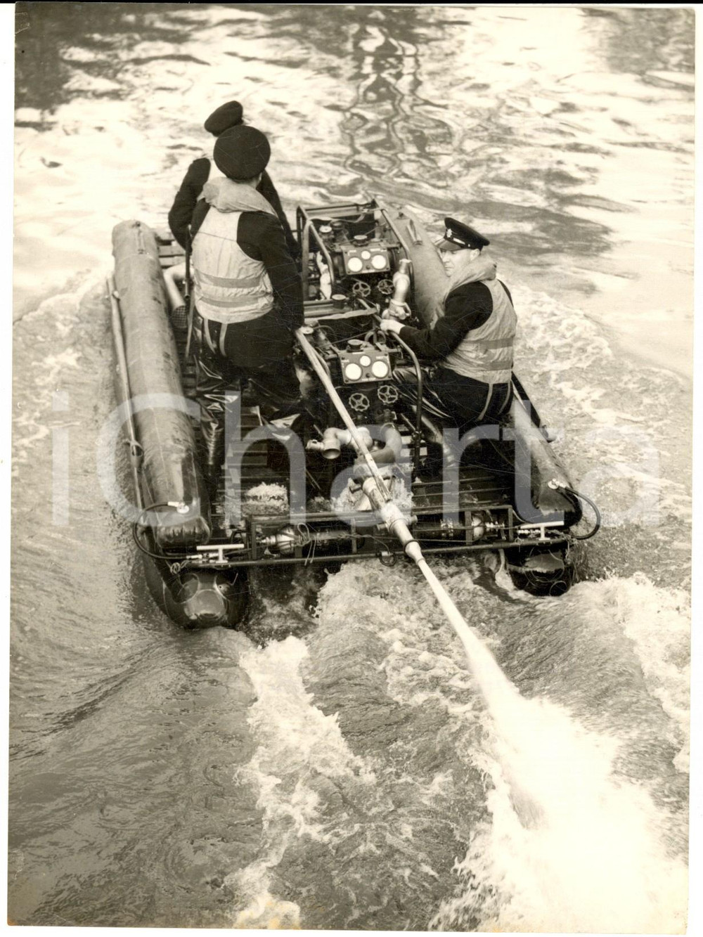 1954 DORKING (SURREY) The Bikini - A-bomb fire fighter during demonstration  Fotografia d'epoca con didascalia coeva. CONDIZIONI: G (lieve sovraimpressione circolare)FORMATO: 15x20 cm    originale e autentica 1