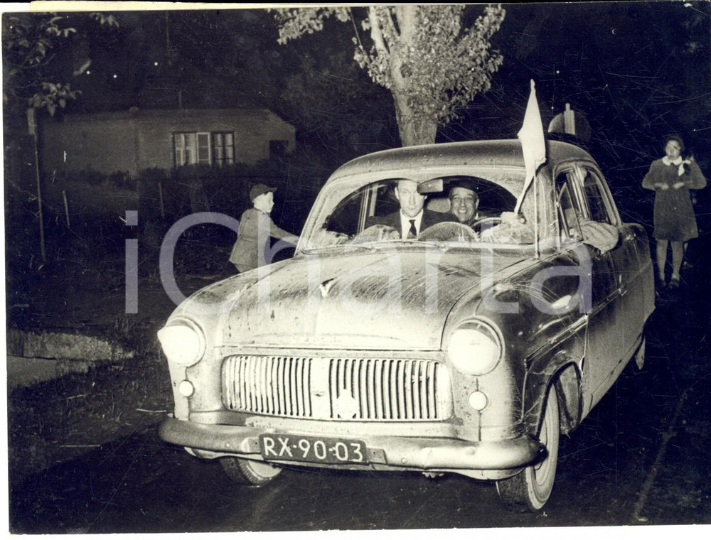 1956 NICKELSDORF Frontiera Austria-Ungheria - Turisti su auto colpita da polizia Fotografia d'epoca con didascalia coeva al verso. CONDIZIONI: G FORMATO: 18x13 cm     originale e autentica 1