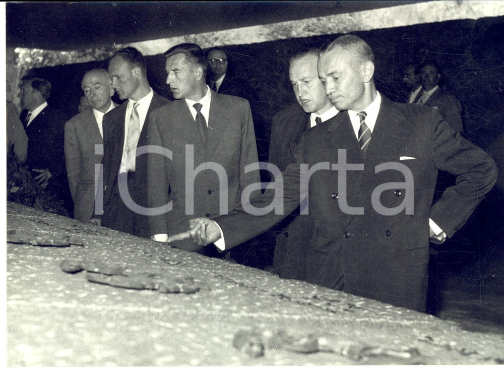 1957 ROMA Delegazione parlamentare polacca in visita alle Fosse Ardeatine *Foto Fotografia d'epoca con didascalia coeva.  CONDIZIONI: GFORMATO:  18x13 cm    originale e autentica 1