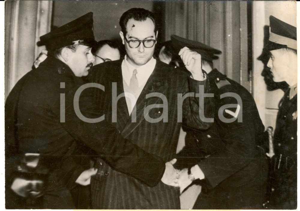 1955 ca BUENOS AIRES Crisi politica - Polizia presso un'organizzazione cattolica Fotografia d'epoca con didascalia coeva.  CONDIZIONI: G FORMATO: 18x13 cm    originale e autentica 1