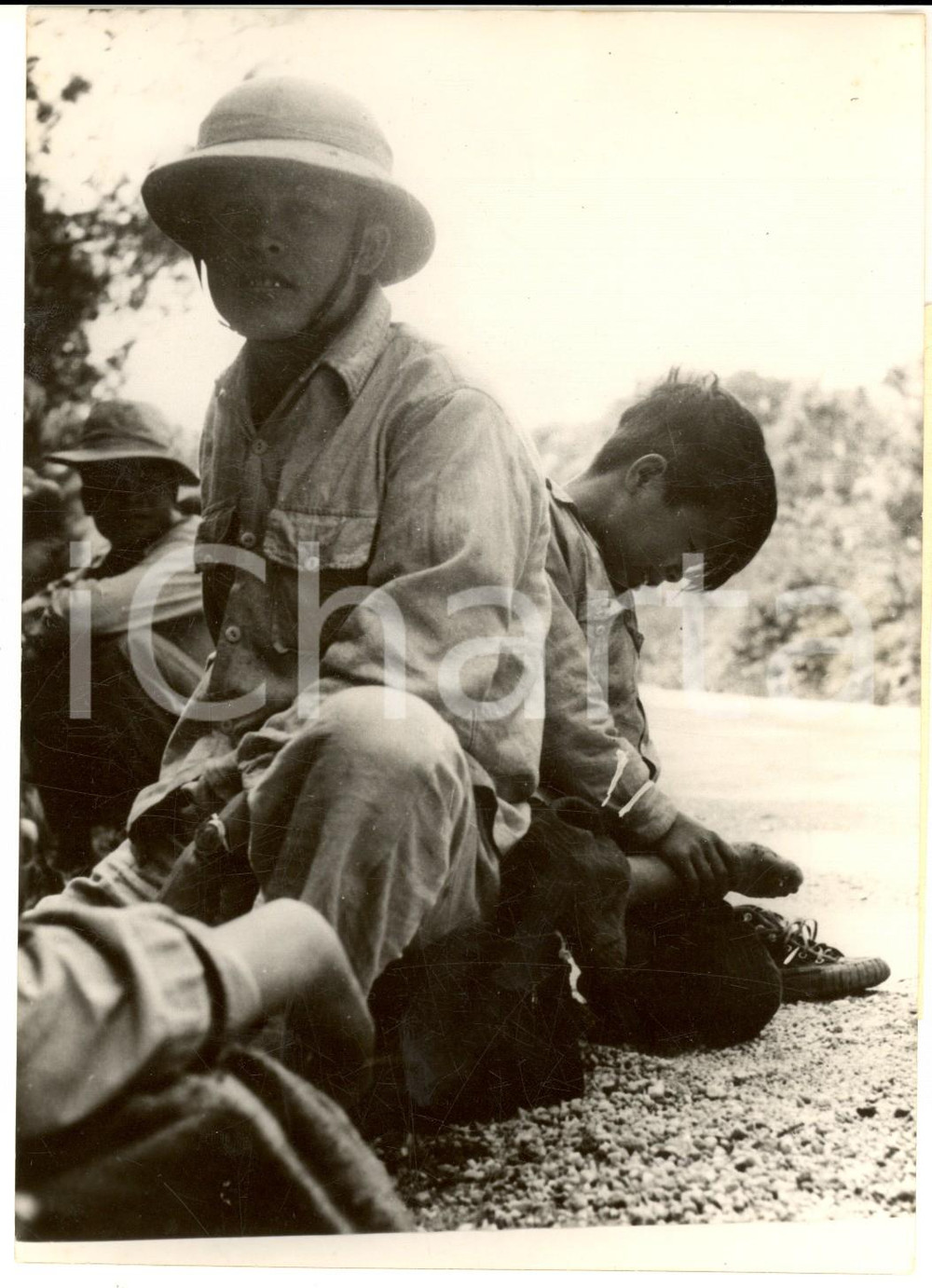 1955 GUERRA DEL VIETNAM Rifugiati nel MONG CAY curano i piedi feriti *Foto