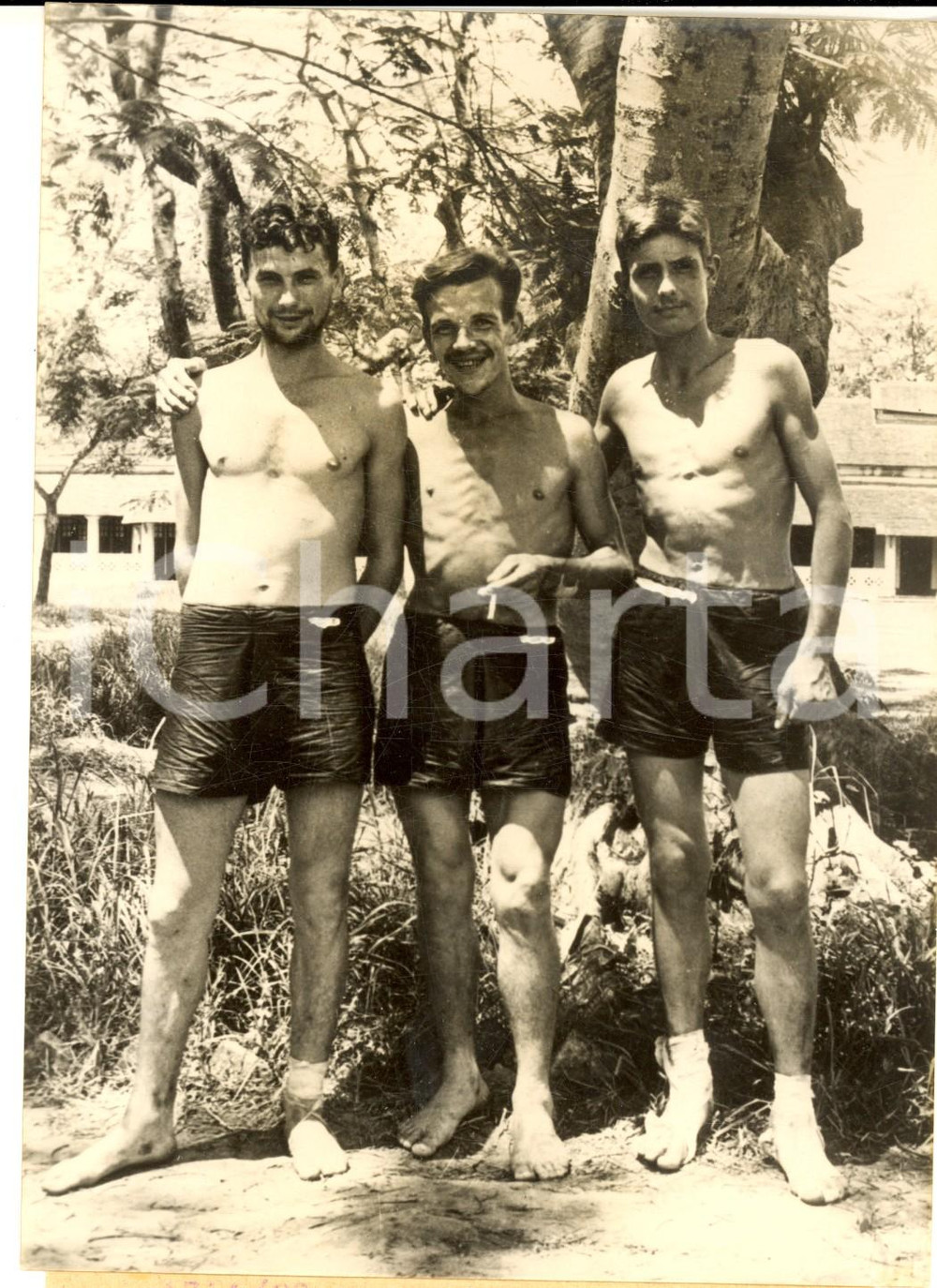 1954 LUANG PRABANG (LAOS) Legionari francesi dopo la battaglia di DIEN BIEN PHU Fotografia d'epoca, con didascalia coeva al verso. CONDIZIONI: GFORMATO: 13x18 cm    originale e autentica 1