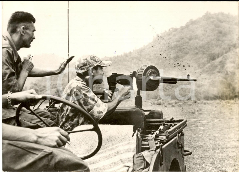 1953 PIANA DELLE GIARE (LAOS) Blindati francesi durante un pattugliamento *Foto Fotografia d'epoca, con didascalia coeva al verso. CONDIZIONI: G (ma lievi increspature superficiali; lieve sovraimpressione circolare)FORMATO: 18x13 cm    originale e autentica 1