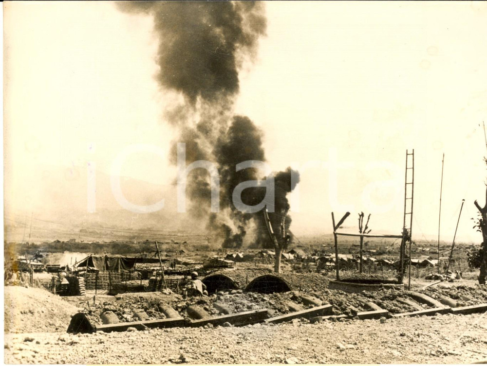 1954 GUERRA DEL VIETNAM - Battaglia di DIEN BIEN PHU - Ordigni al napalm *Foto Fotografia d'epoca, con didascalia coeva al verso. CONDIZIONI: G (ma lieve sovraimpressione circolare)FORMATO: 16x12 cm    originale e autentica 1