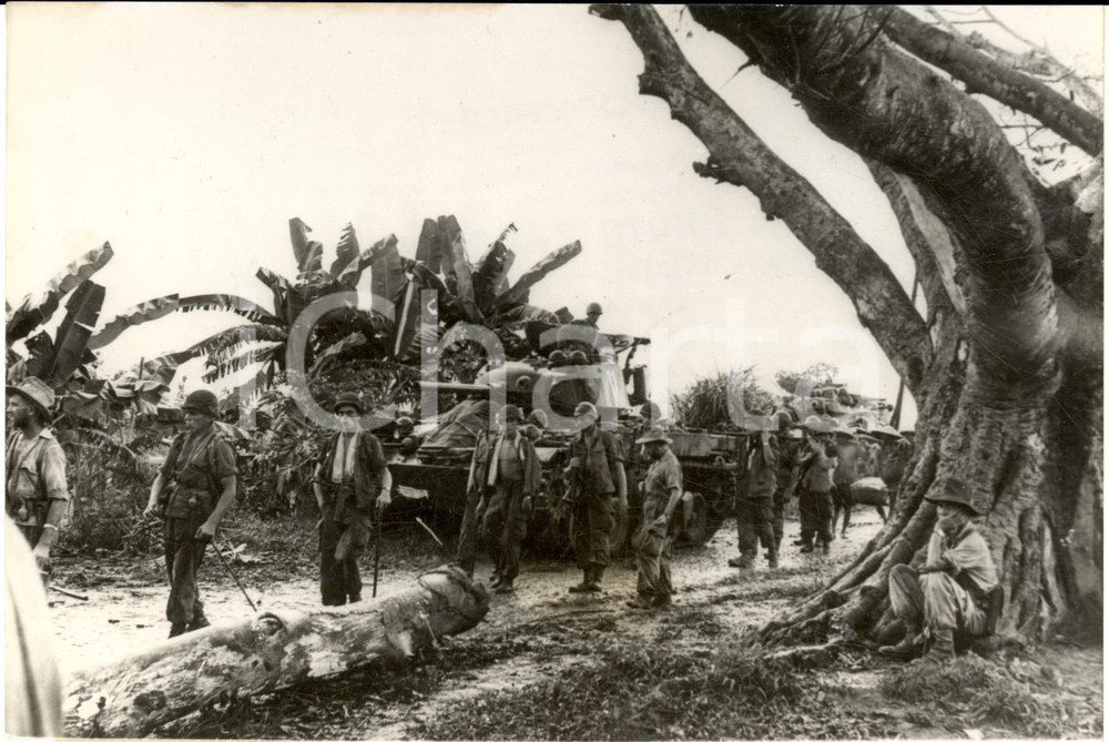 1953 NINH BINH (VIETNAM) Operation MOUETTE - Chars et infanterie sur la route  Fotografia d'epoca, con didascalia coevao. CONDIZIONI: GFORMATO: 16x12 cm    originale e autentica 1
