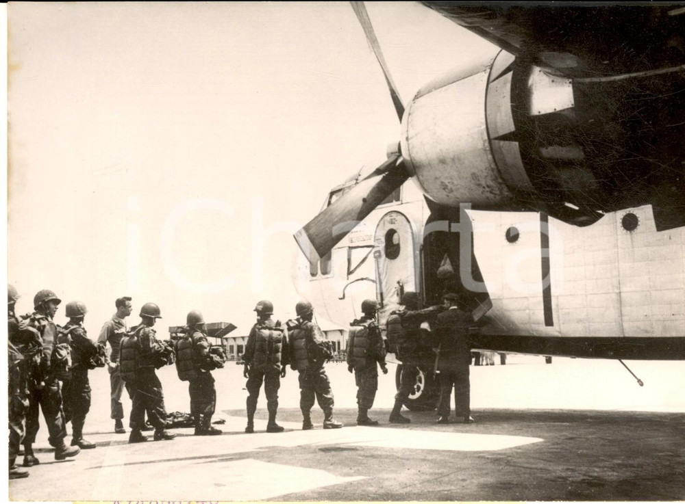 1954 GUERRA DEL VIETNAM - Battaglia di DIEN BIEN PHU - Paracadutisti su PACKETT Fotografia d'epoca, con didascalia coeva al verso. CONDIZIONI: G (ma lieve sovraimpressione circolare)FORMATO: 18x13 cm    originale e autentica 1