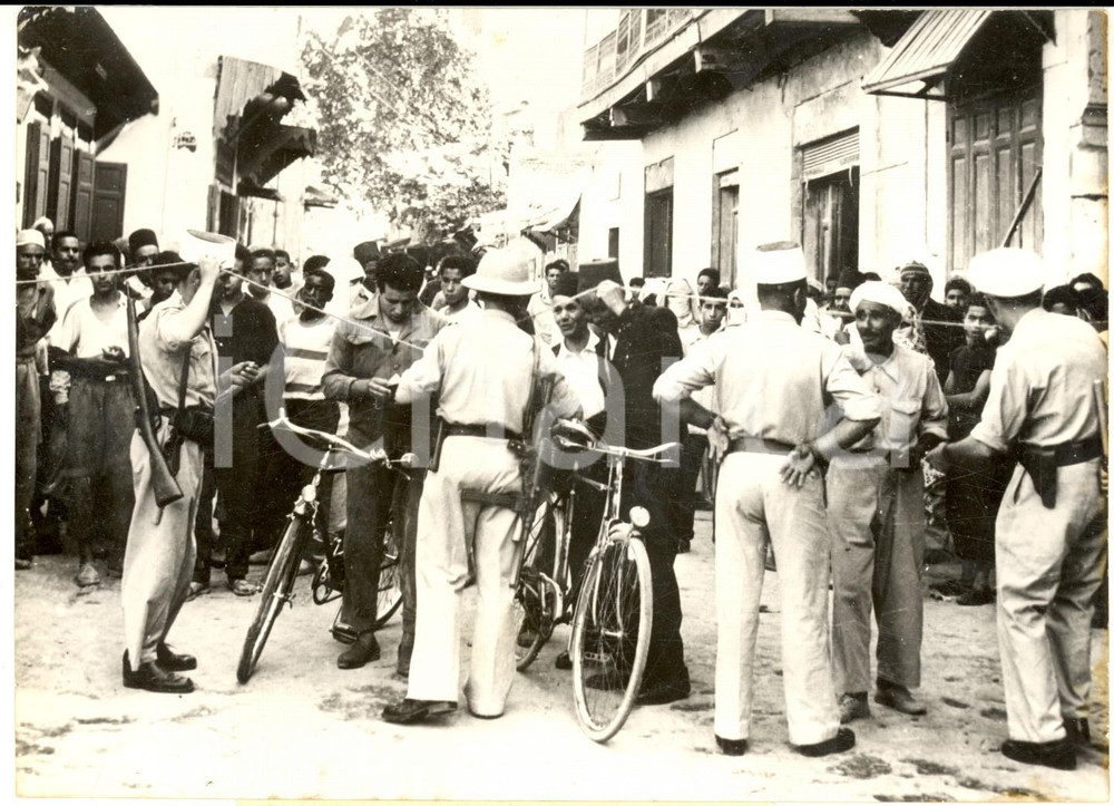 1954 FEZ (MAROCCO) La polizia controlla i manifestanti - Foto 18x13 cm Fotografia d'epoca, con didascalia coeva. CONDIZIONI: poor (rigature verticali)FORMATO: 18x13 cm    originale e autentica 1