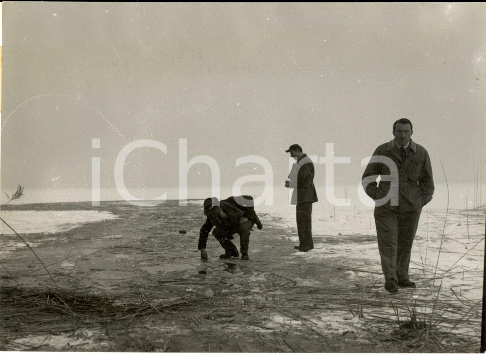 1954 OGGIONO Tragedia sul lago ghiacciato - Cittadini sul luogo *Foto 18x13 cm