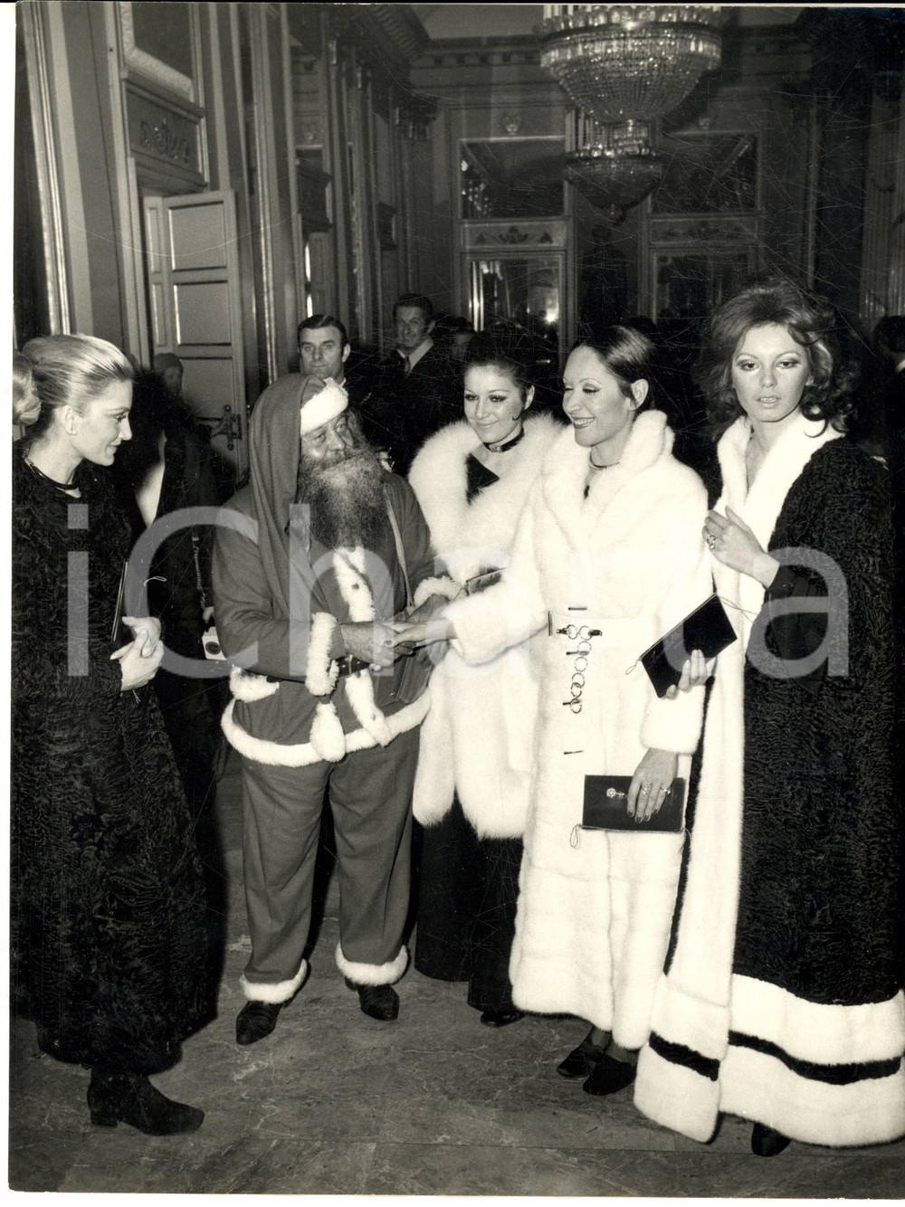 1970 MILANO TEATRO ALLA SCALA Babbo Natale tra le modelle - Foto 18x24 cm Fotografia d'epoca con didascalia coeva al verso.  CONDIZIONI: G FORMATO: 18x24 cm    originale e autentica 1