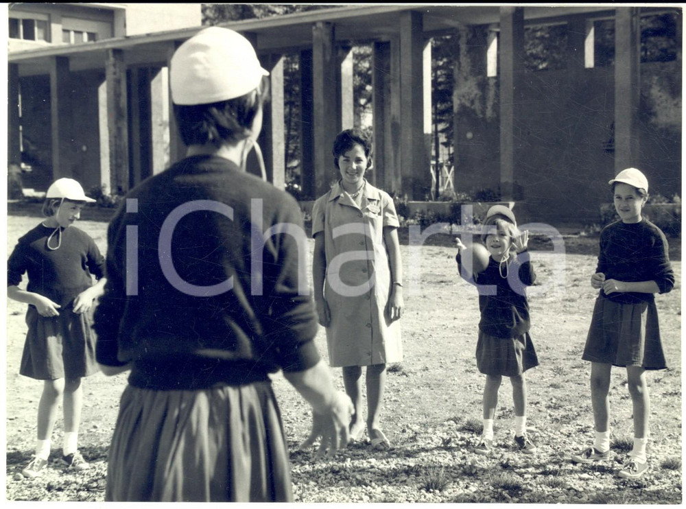 1955 ca COSTUME GENOVA Gioco a palla tra madri e bambini *Foto 18x13 cm
