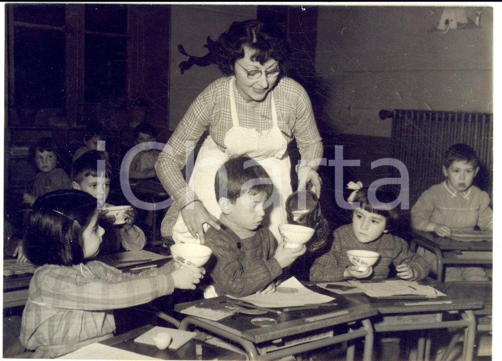 1955 ca CANTON SEINE ET MARNE Du lait pour les écoliers d'une classe PHOTO 18x13