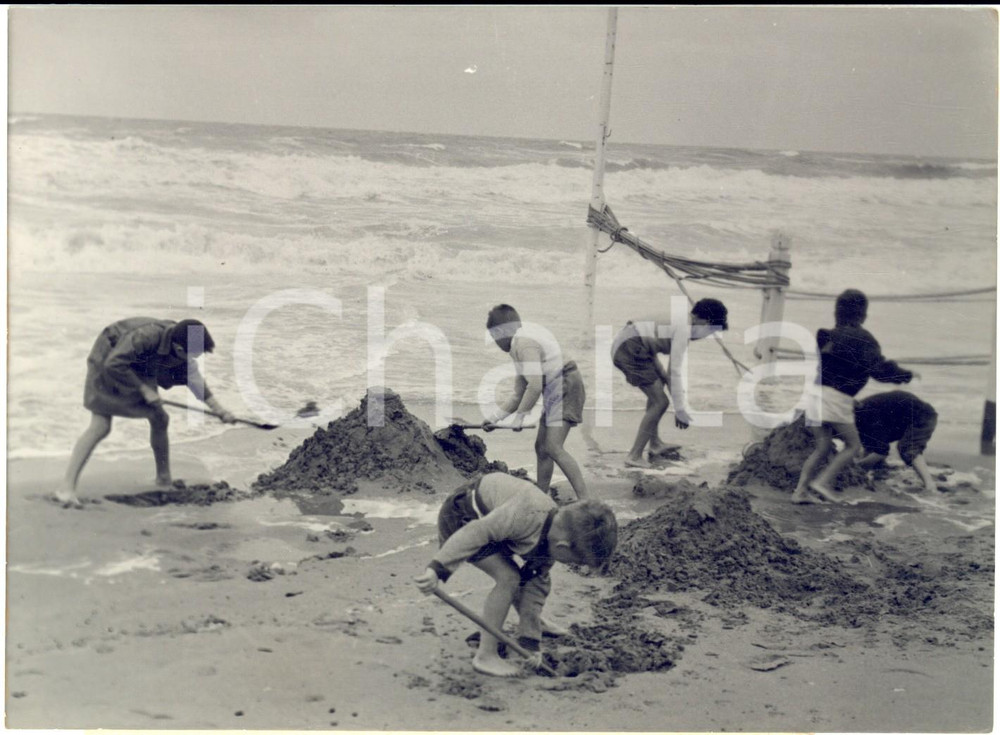 1954 DEAUVILLE Enfants dans leurs jeux de plage malgré l'orage - Photo 18x13 cm