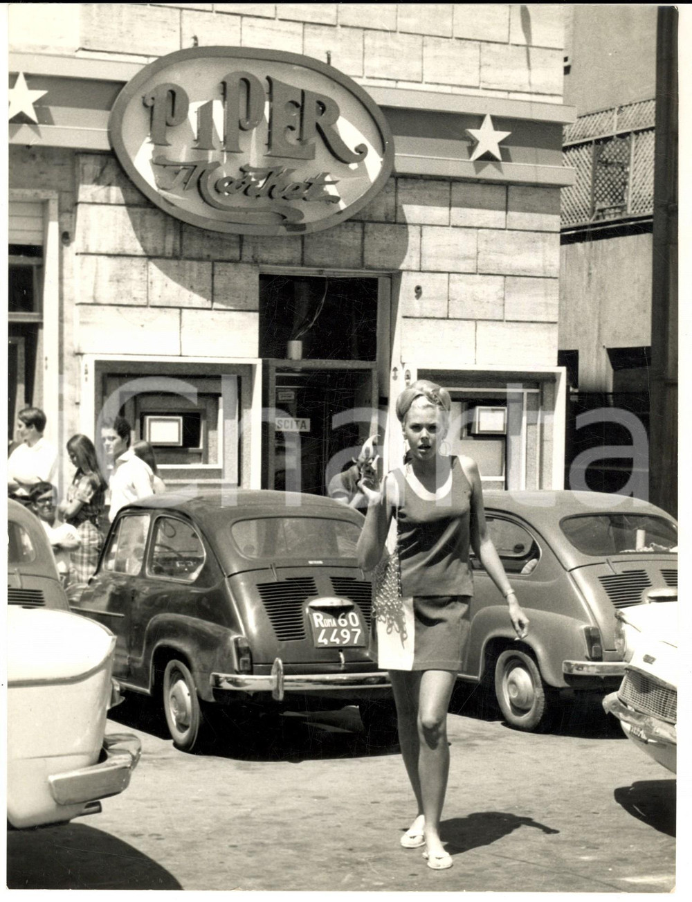 1966 ROMA PIPER MARKET Alicia BRANDET in abiti ye-ye *Foto 18x24 cm  Fotografia d'epoca con didascalia al verso.CONDIZIONI: GFORMATO:  18x24 cm    originale e autentica 1