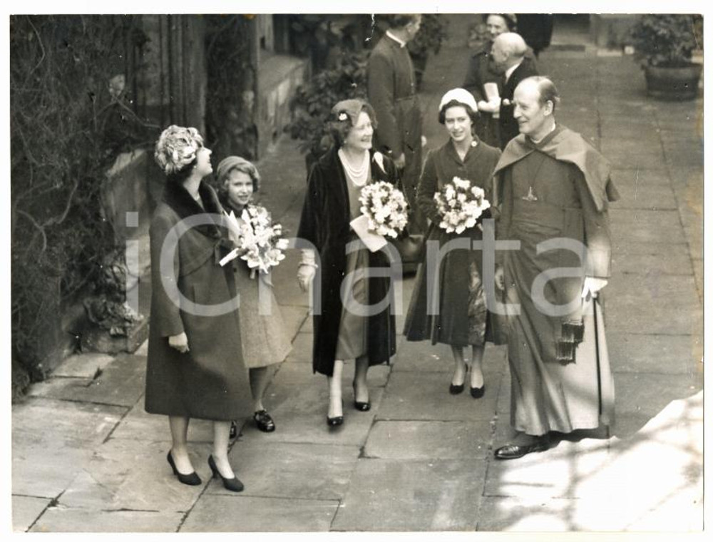 1959 LONDON - ROYAL MAUNDY Queen Elizabeth II with bishop Eric HAMILTON *Photo Fotografia d'epoca con didascalia coeva.   CONDIZIONI: FAIR (strappo al margine superiore) FORMATO: 20x15 cm     originale e autentica 1