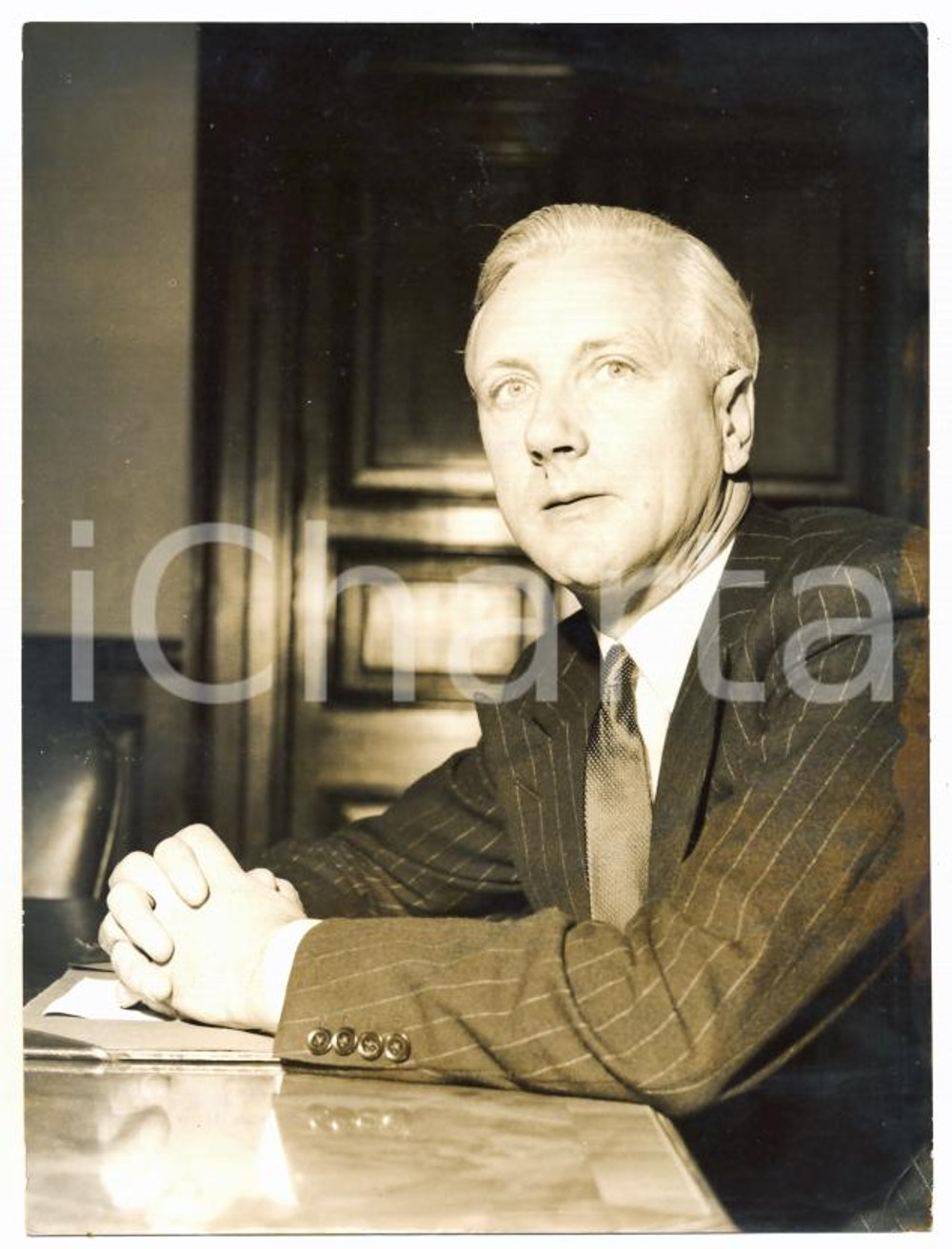 1959 LONDON - WHITEHALL Foreign office - David SCOTT FOX new Minister to Romania Fotografia d'epoca con didascalia coeva.   CONDIZIONI: FAIR (lievi piegature agli angoli, aloni) FORMATO: 15x20 cm     originale e autentica 1