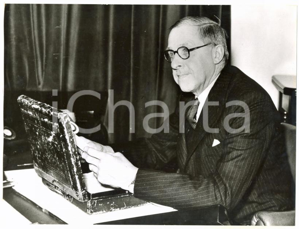 1959 LONDON - HM TREASURY Chancellor Derek HEATHCOAT-AMORY with red despatch box