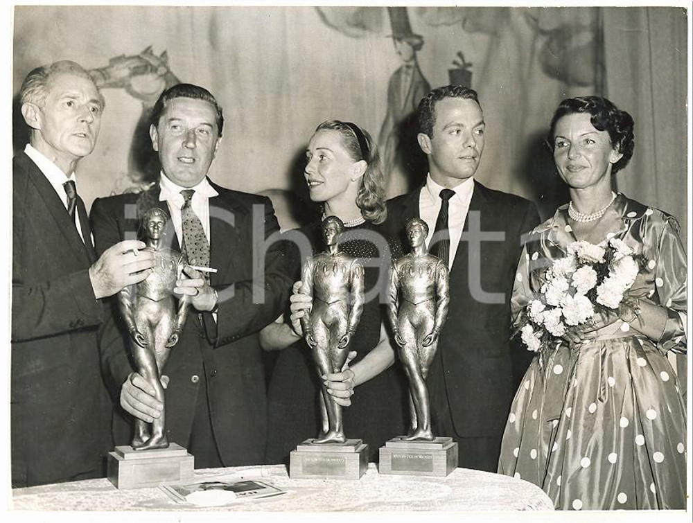 1959 LONDON Anton Dolin Awards Antonietta GRIMALDI Frederick ASHTON Nadia NERINA Fotografia d'epoca con didascalia coeva.   CONDIZIONI: FAIR FORMATO: 20x15 cm     originale e autentica 1