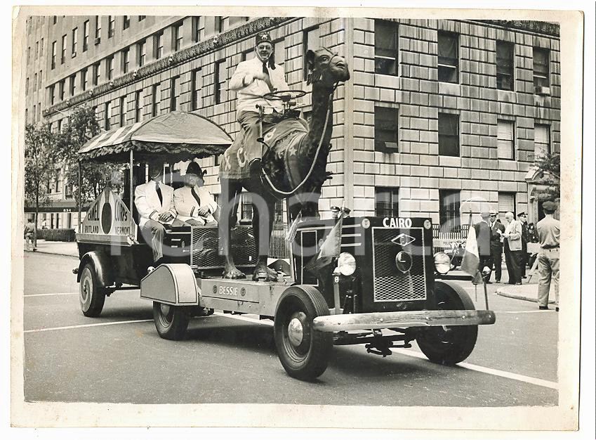 1953 NEW YORK Shriners Parade - Camel Corps from RUTLAND - Freemasonry *Photo Fotografia d'epoca con didascalia coeva.   CONDIZIONI: FAIR (piegatura lungo il margine sinistro) FORMATO: 20x15 cm     originale e autentica 1
