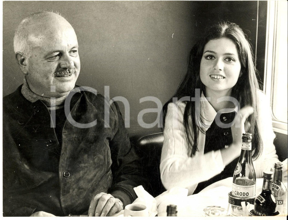 1967 CANTAEUROPA Gigliola CINQUETTI in viaggio con il padre verso Innsbruck FOTO Fotografia d'epoca con didascalia coeva al verso.  CONDIZIONI: G FORMATO: 24x18 cm    originale e autentica 1