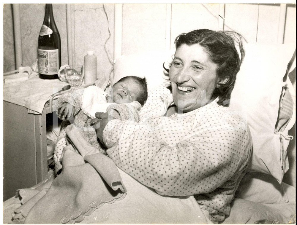 1956 RIVAROLO LIGURE Ospedale Celesia - La prima nata del nuovo anno *Foto