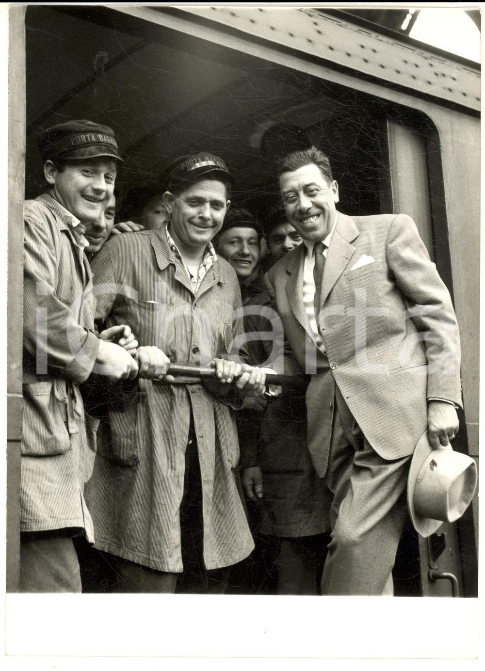 1956 MILANO Stazione Centrale - FERNANDEL scherza con i facchini - Foto 13x18 cm