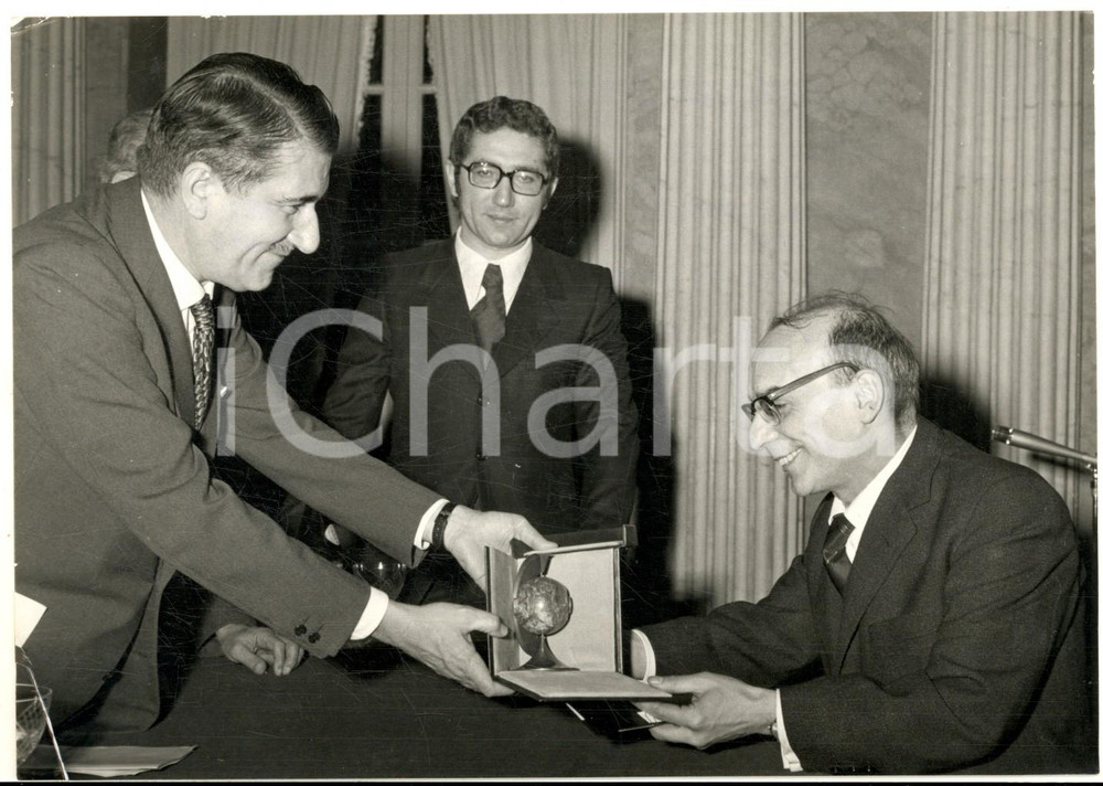 1970 MILANO Premi HONEYWELL - Umberto ODDONE con il sindaco Aldo ANIASI *Foto