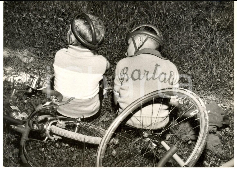 1953 PAVIA CICLISMO Bambini tifosi di Coppi e Bartali su un prato FOTO ARTISTICA Fotografia d'epoca con didascalia coeva al verso. CONDIZIONI: gFORMATO: 18x13 cm     originale e autentica 1