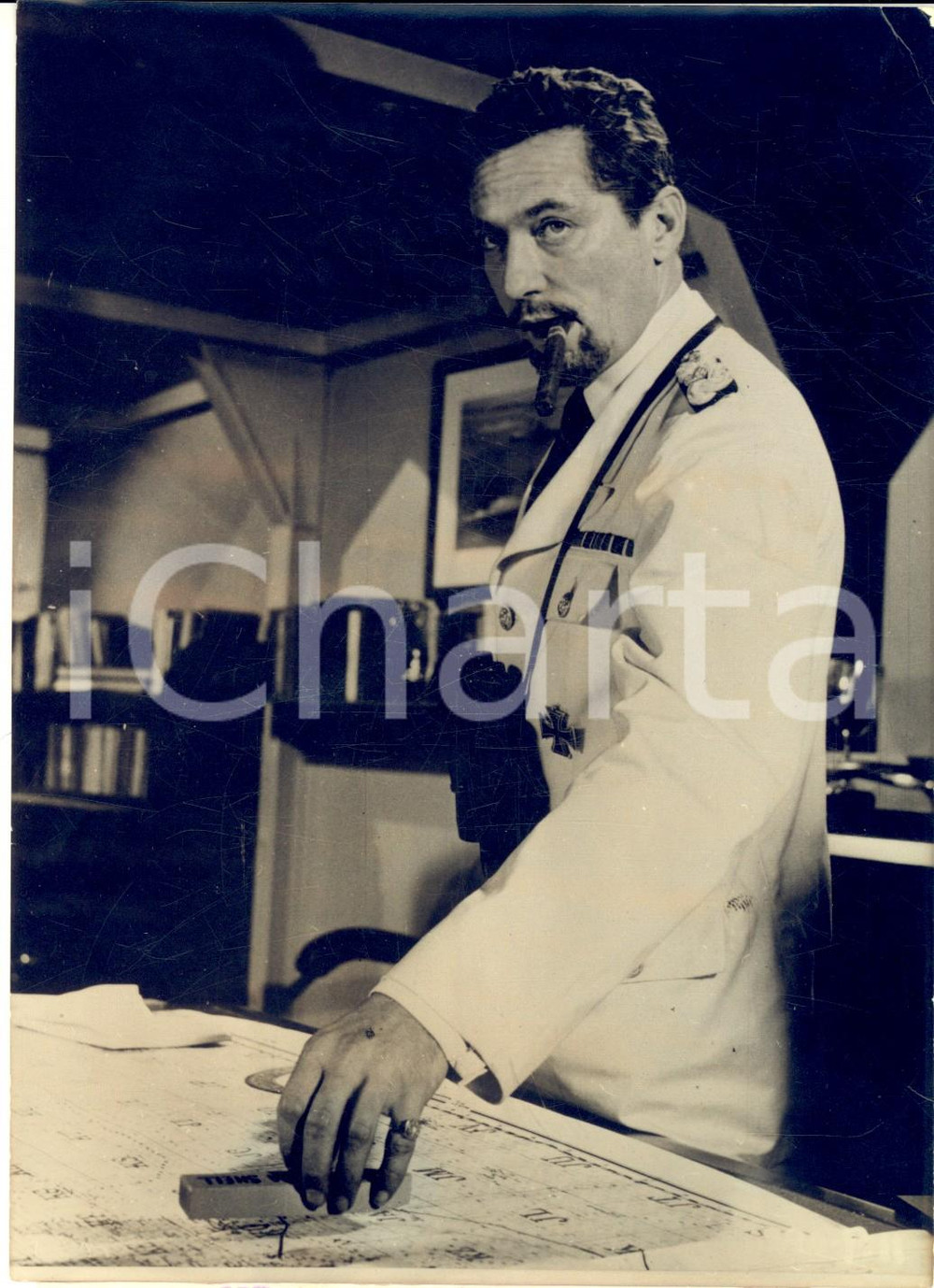 1956 CINEMA "The Battle of the River Plate" Peter FINCH Captain Langsdorff  Fotografia d'epoca con didascalia coeva. CONDIZIONI: GFORMATO: 13x18 cm   originale e autentica 1