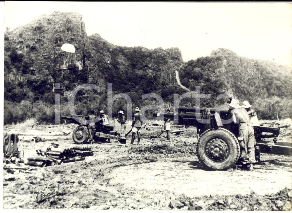 1954 GUERRA DEL VIETNAM - PHU LY - Posizionamento artiglieria francese *Foto Fotografia d'epoca, con didascalia coeva. CONDIZIONI: fair (piegature e lieve sovraimpressione)FORMATO: 18x13 cm    originale e autentica 1