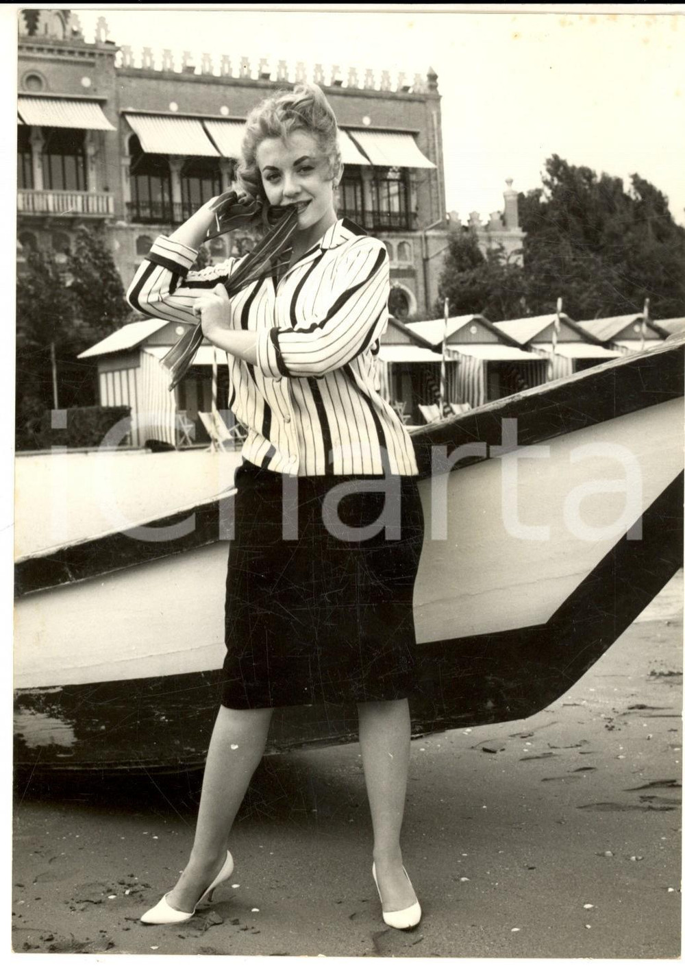1955 ca VENEZIA Mostra del Cinema - Sonia FURIO sulla spiaggia dell'Excelsior 
